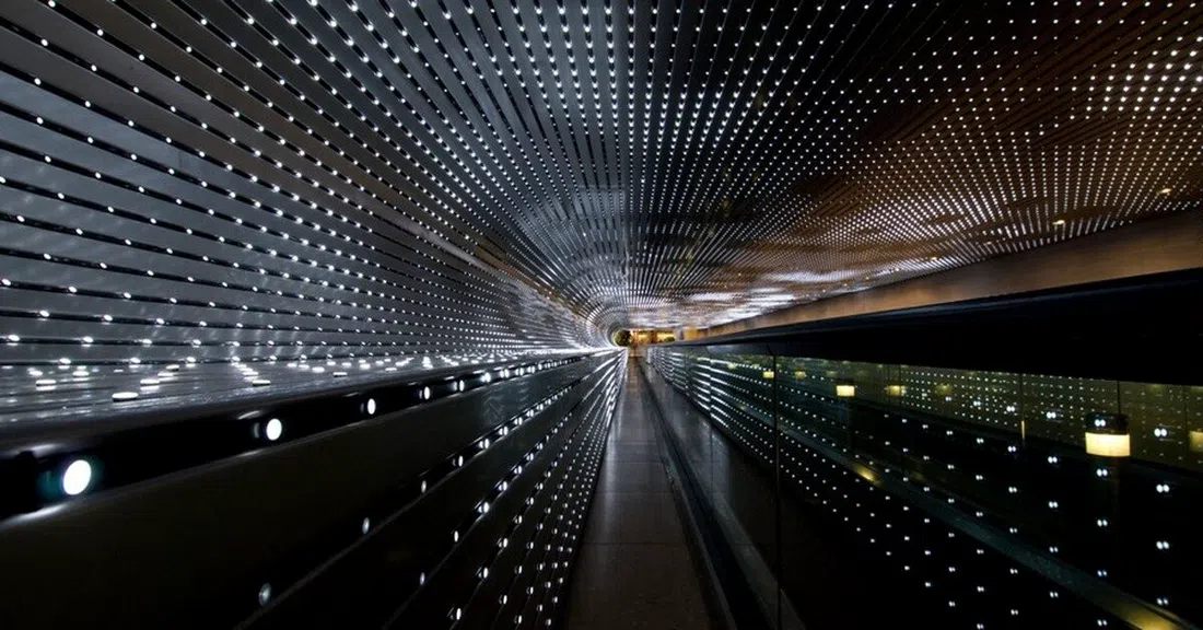 Multiverse by Leo Villareal (Concourse walkway), Washington