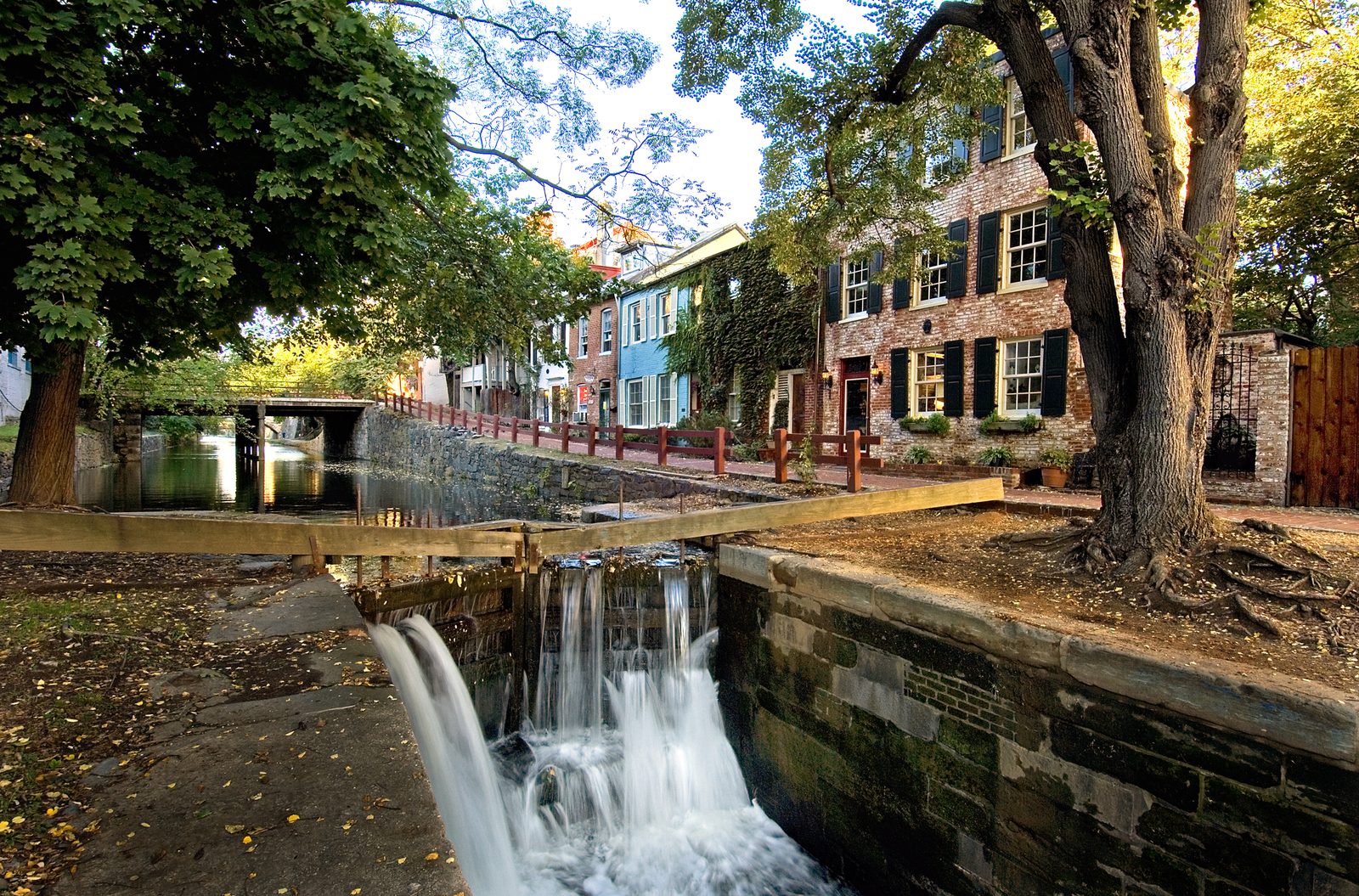 Georgetown, Washington D.C.: Un reportaje del barrio sobre el pasado y presente frente al agua en Wisconsin Avenue